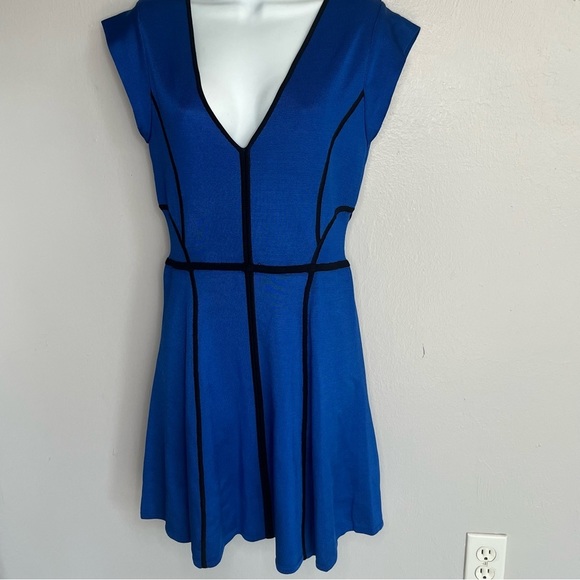 French Connection Stunning Piped Knit Contrast-Trim Dress - Picture 5 of 13